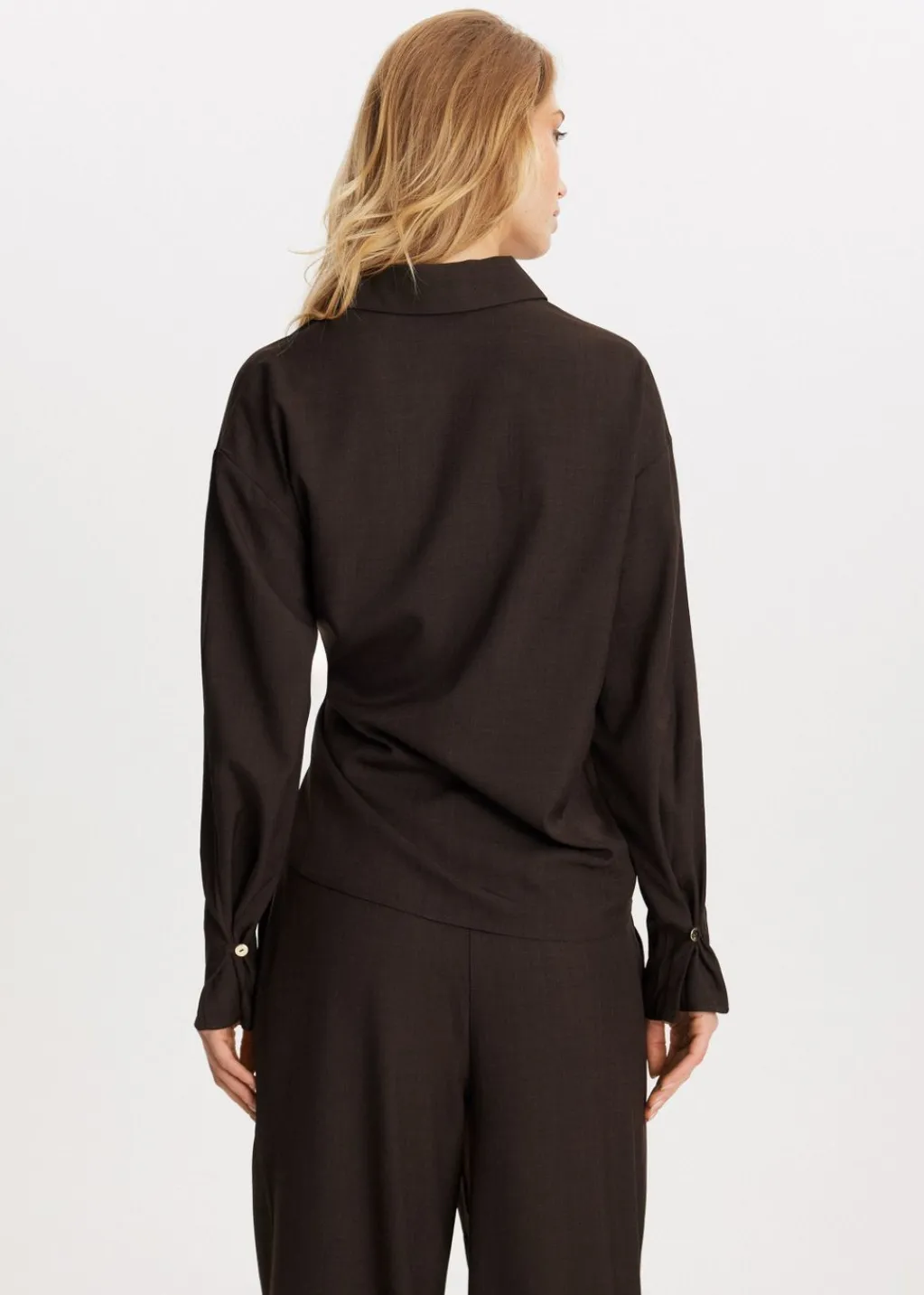 Blouses<The Sting Blouse met knoopdetail donkerbruin
