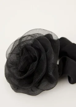 Haaraccessoires<The Sting Scrunchie met organza bloem zwart